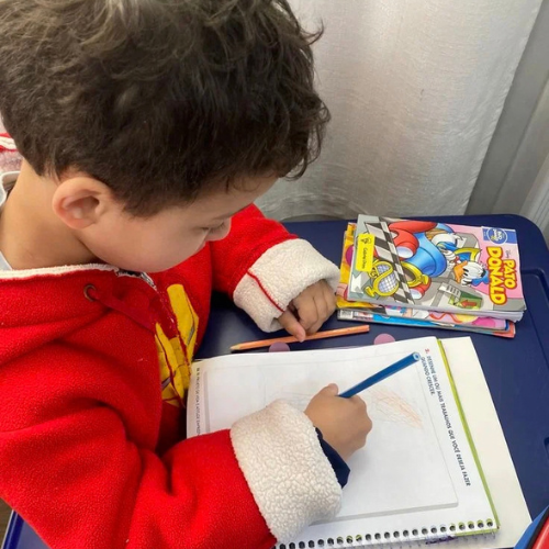Niño trabajando con las actividades del cuaderno (foto 6 de 6)