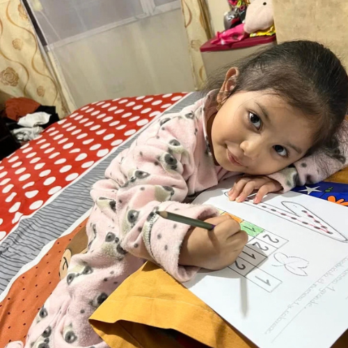 Niño trabajando con las actividades del cuaderno (foto 1 de 6)