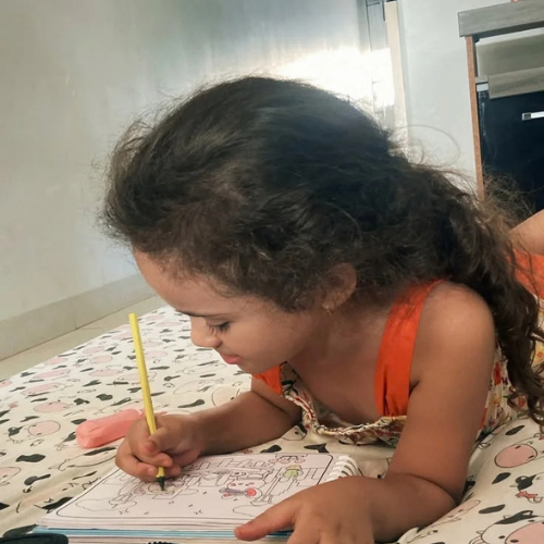 Niño trabajando con las actividades del cuaderno (foto 2 de 6)