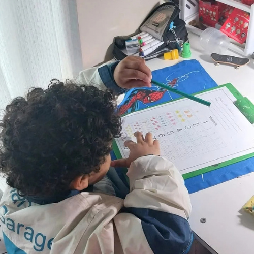 Niño trabajando con las actividades del cuaderno (foto 3 de 6)